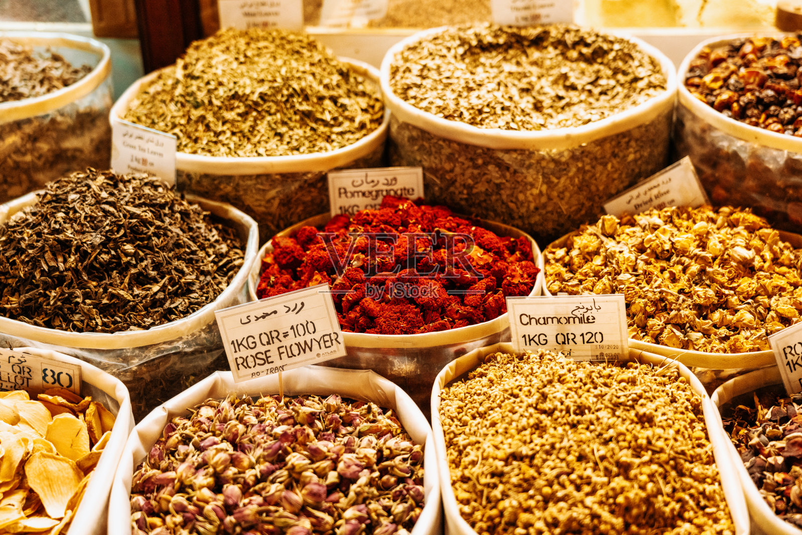 阿拉伯街头市场摊位上的各种香料和草药。卡塔尔多哈的瓦吉夫集市照片摄影图片