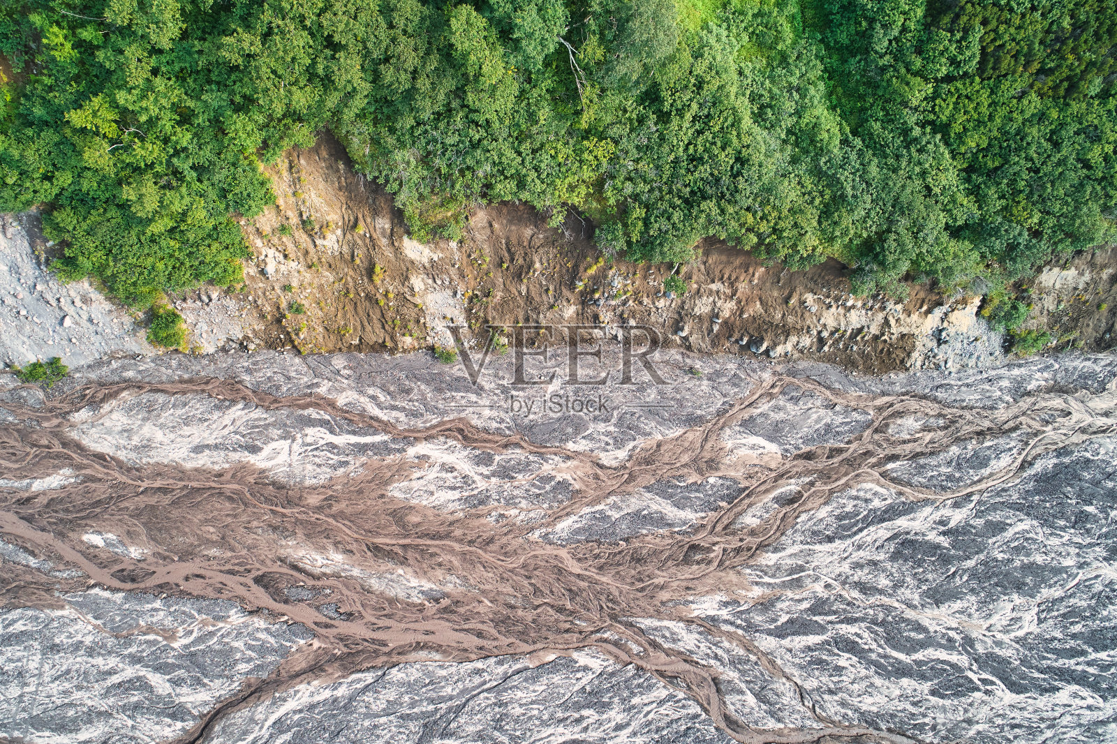 一张干涸河床的俯视图照片摄影图片