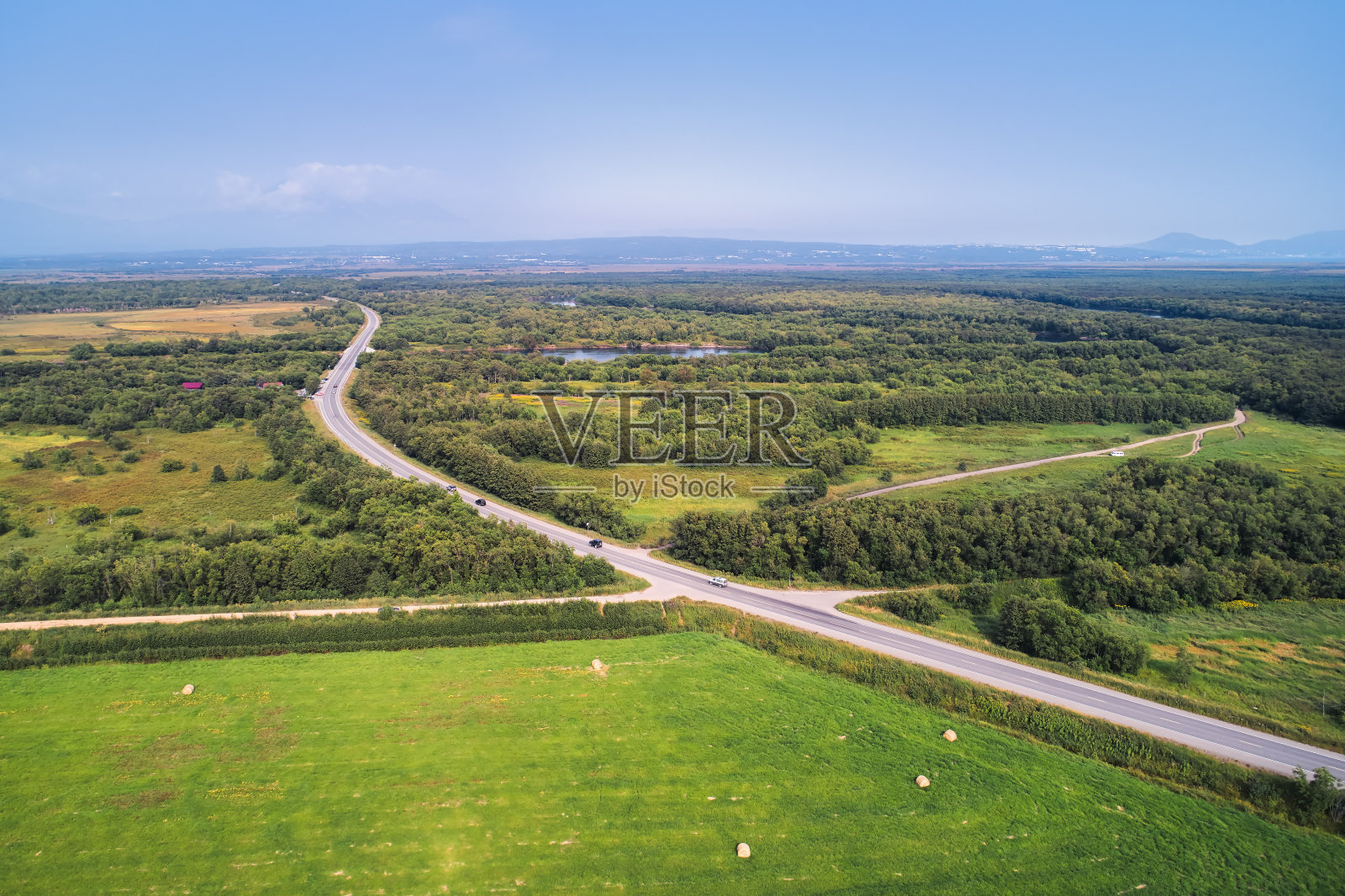 用无人机拍摄公路上的乡村风景照片摄影图片