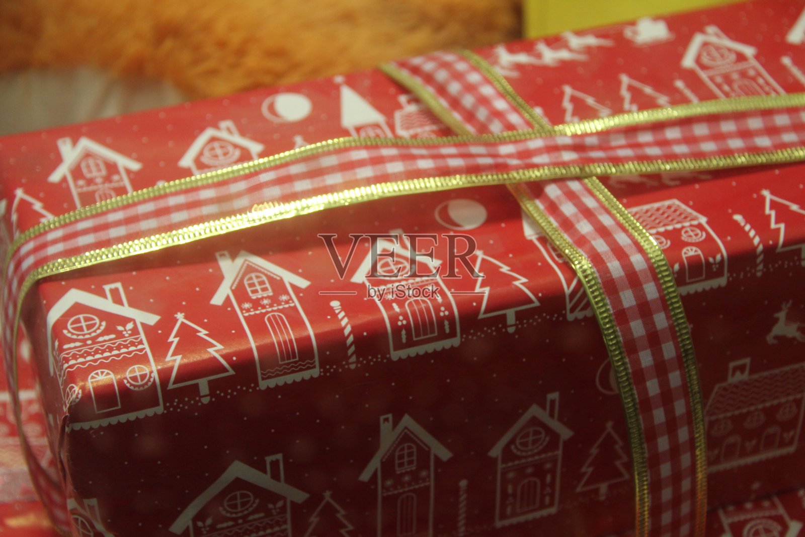 用礼品纸和蝴蝶结装饰的新年圣诞礼物。节日的气氛照片摄影图片