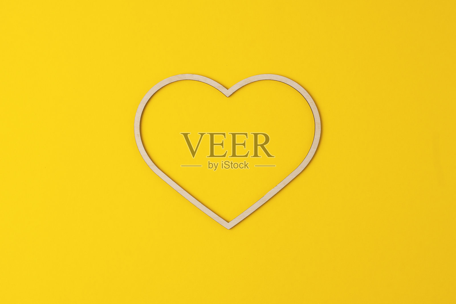 化妆品背景与木制的心在黄色。平铺，复制空间照片摄影图片