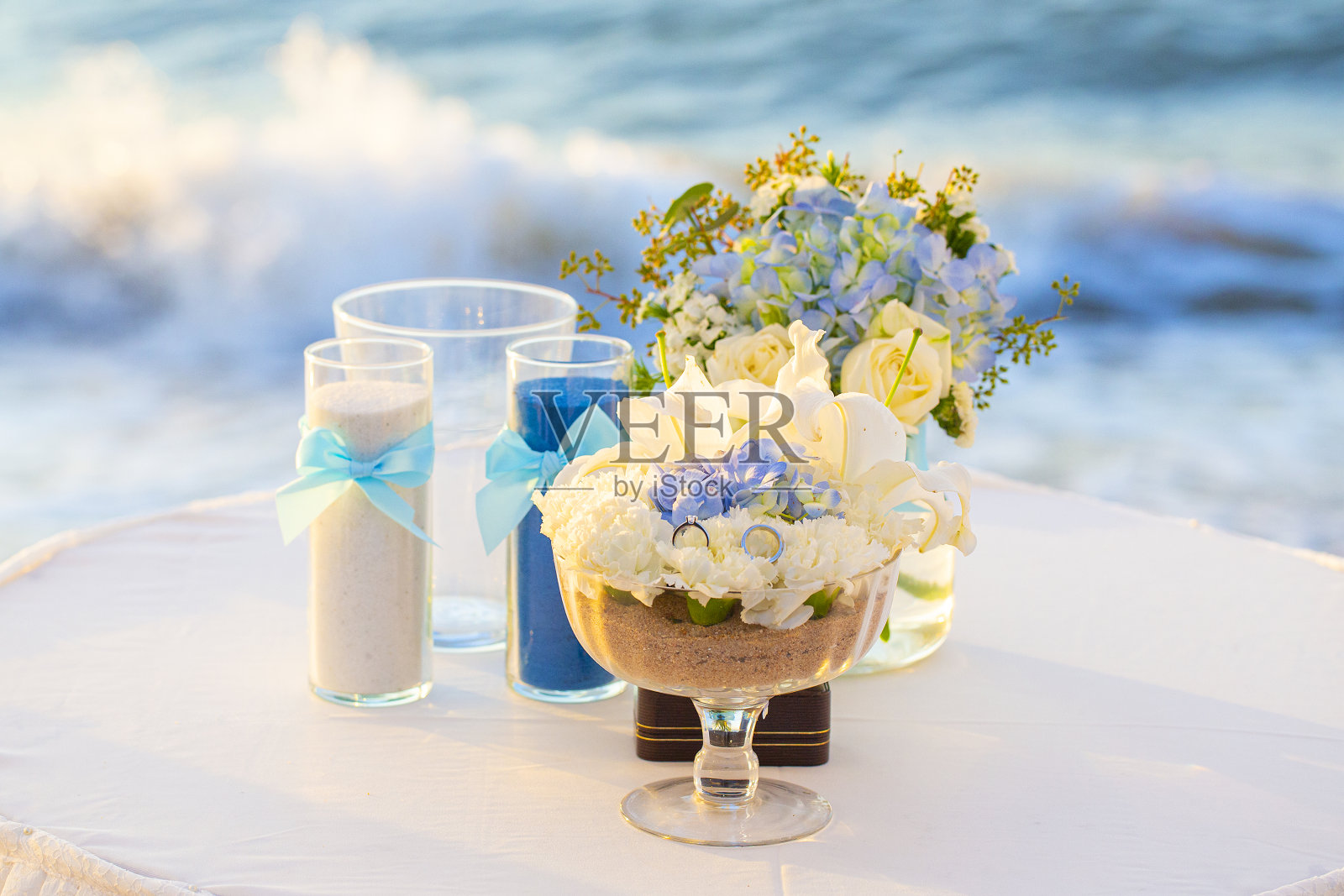 精心布置的花婚戒，为海边的婚戒量身定做。照片摄影图片