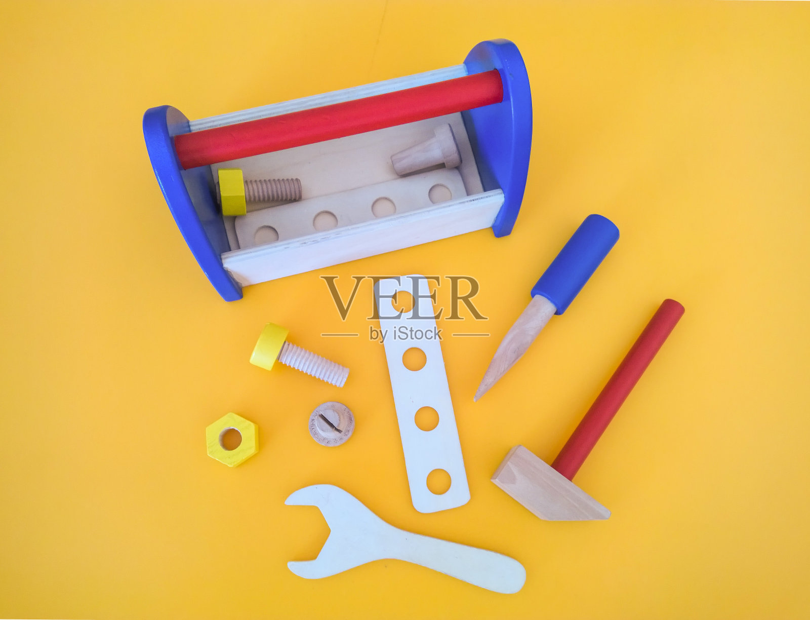 玩具工具在黄色背景照片摄影图片