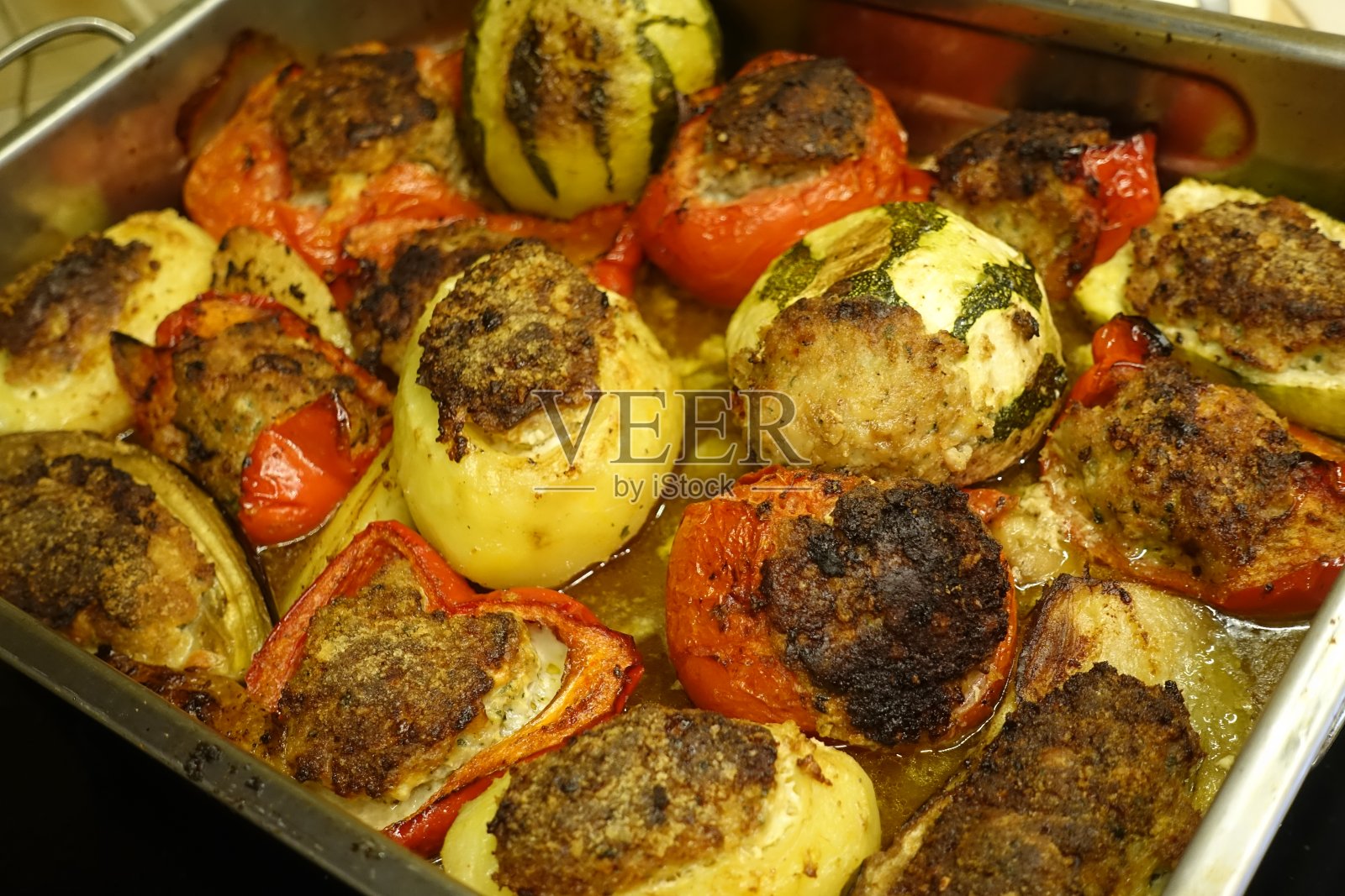 各种蔬菜馅猪肉和牛肉在烤箱烤茄子红辣椒番茄土豆圆西葫芦照片摄影图片