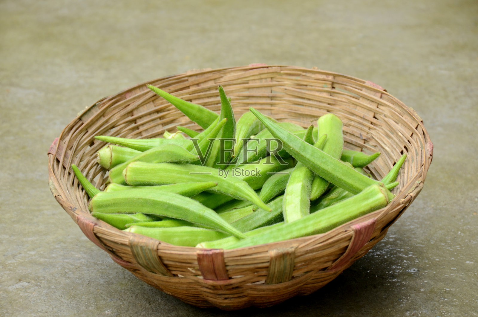 特写一束成熟的绿色瓢虫在篮子上的棕色背景。照片摄影图片