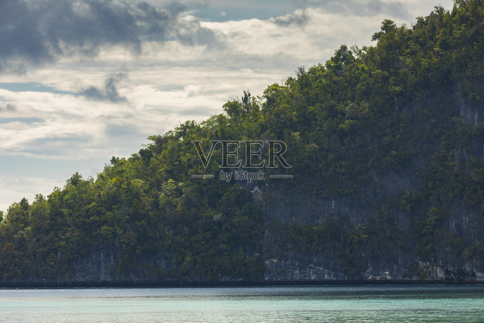 被热带丛林覆盖的岛屿，拉贾安帕照片摄影图片