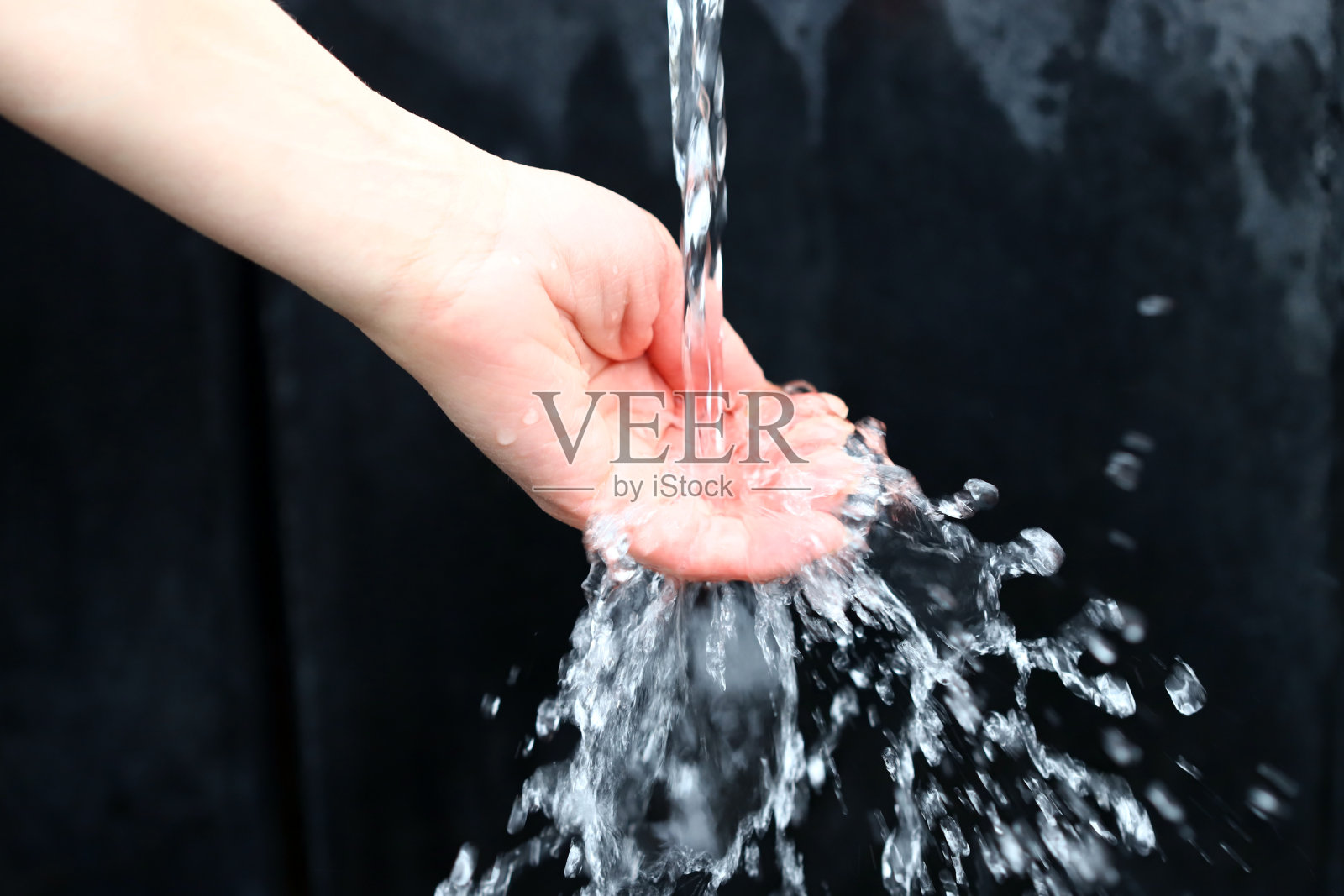 女手下一泓清泉。照片摄影图片