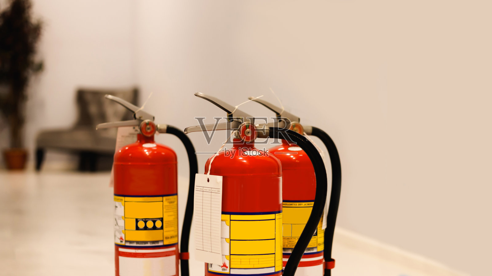 红色灭火器可在室内火灾紧急情况下使用。照片摄影图片