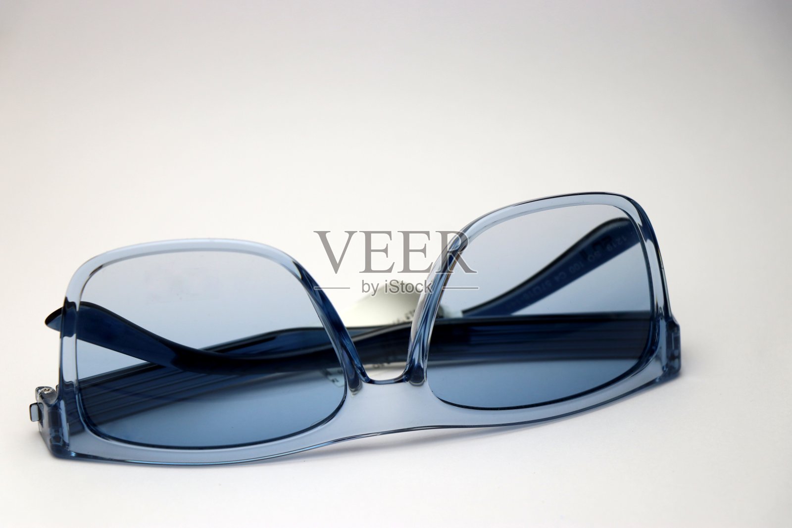 夏天的护目镜被隔离在白色的背景上。夏季用的水蓝玻璃或冷却玻璃照片摄影图片