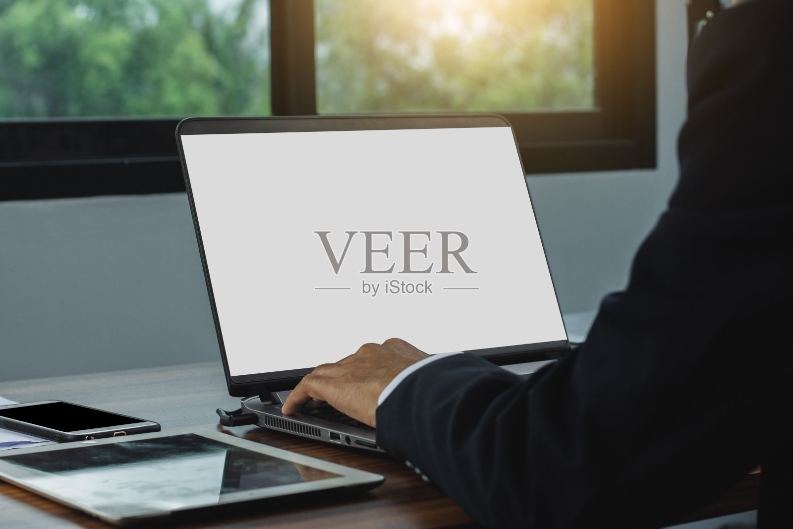 商务人士使用笔记本电脑工作业务在线连接技术照片摄影图片