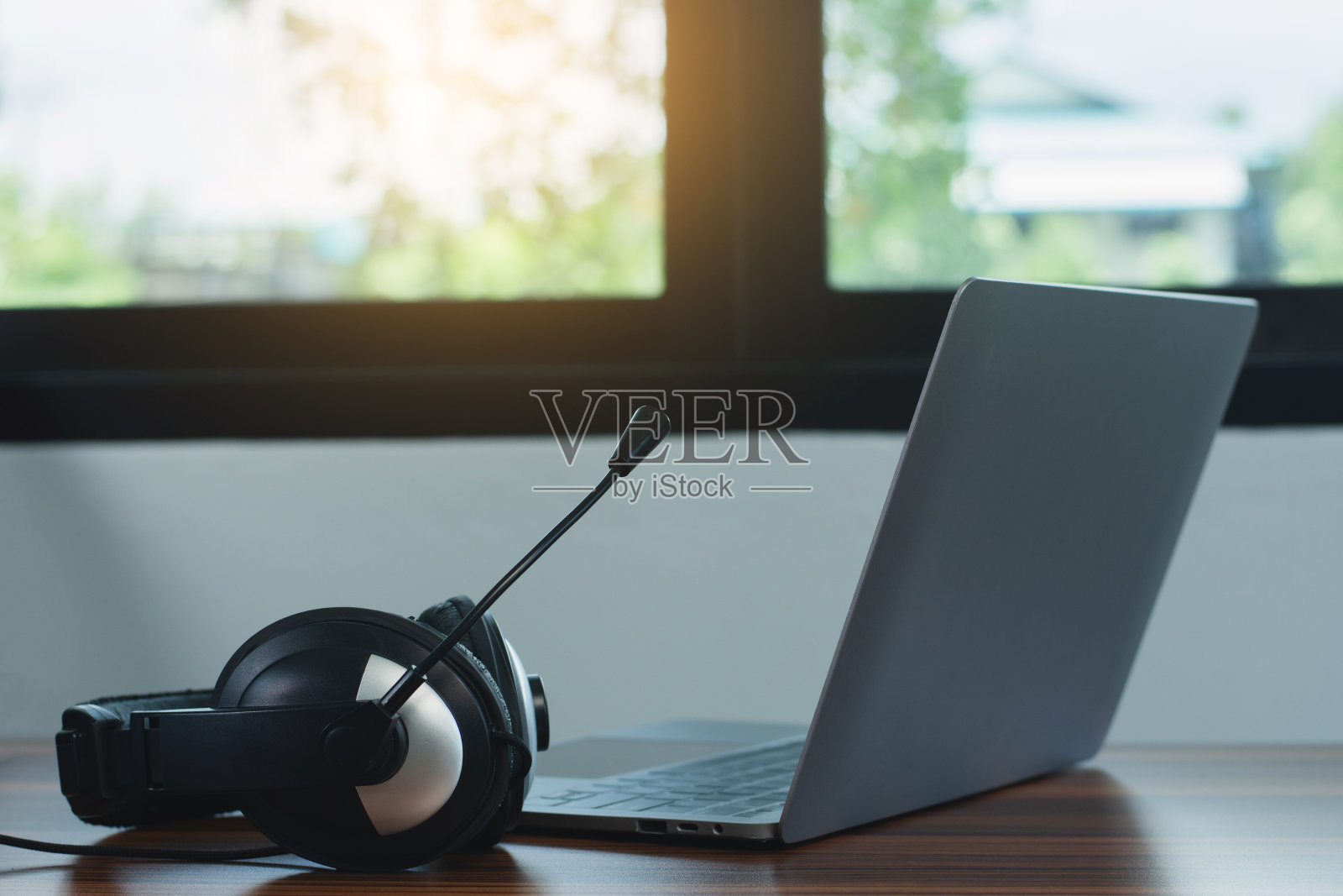 桌上耳机，电脑笔记本，为在线呼叫中心支持客户服务照片摄影图片