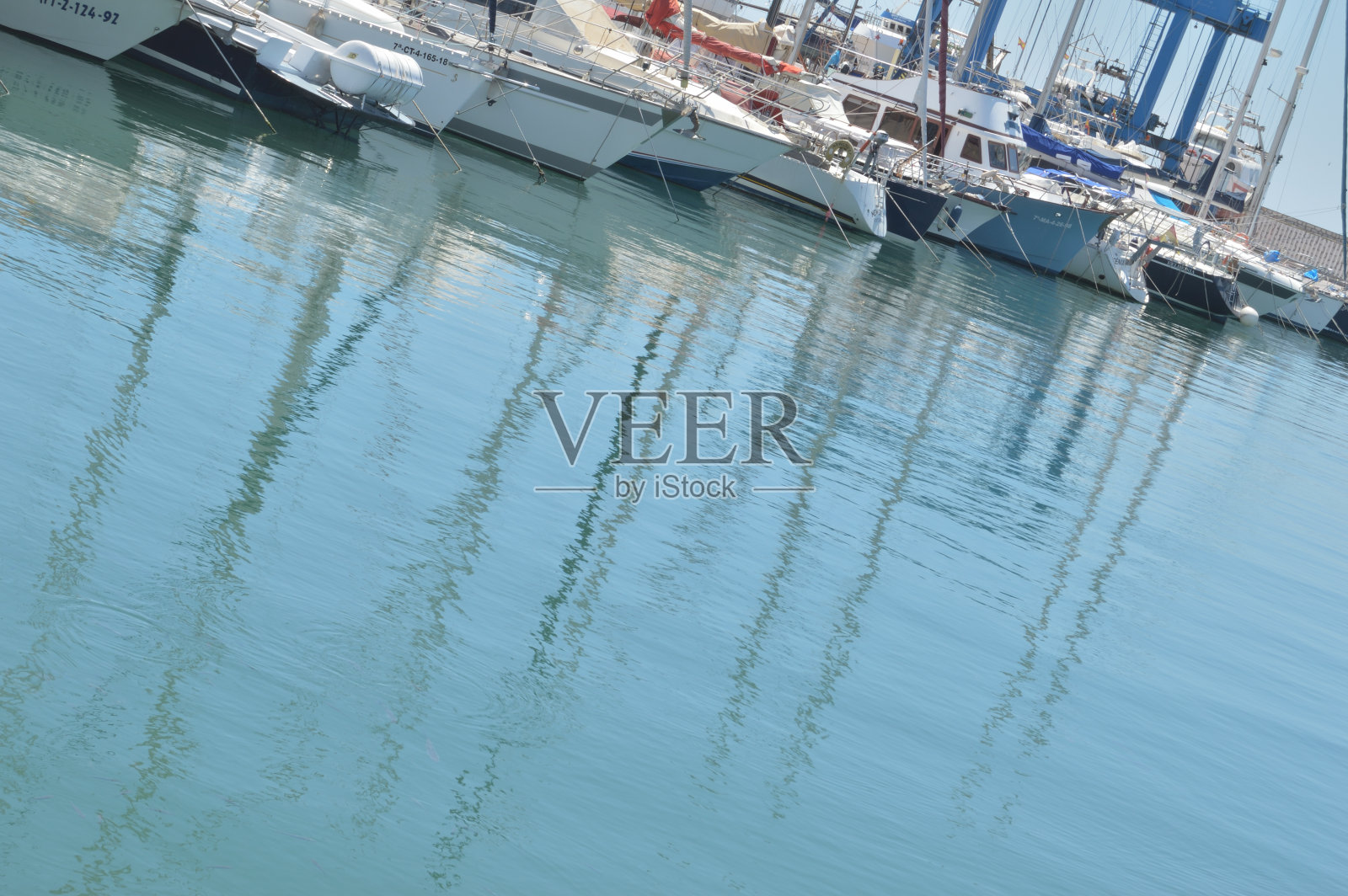 运动船停泊在休闲港口照片摄影图片