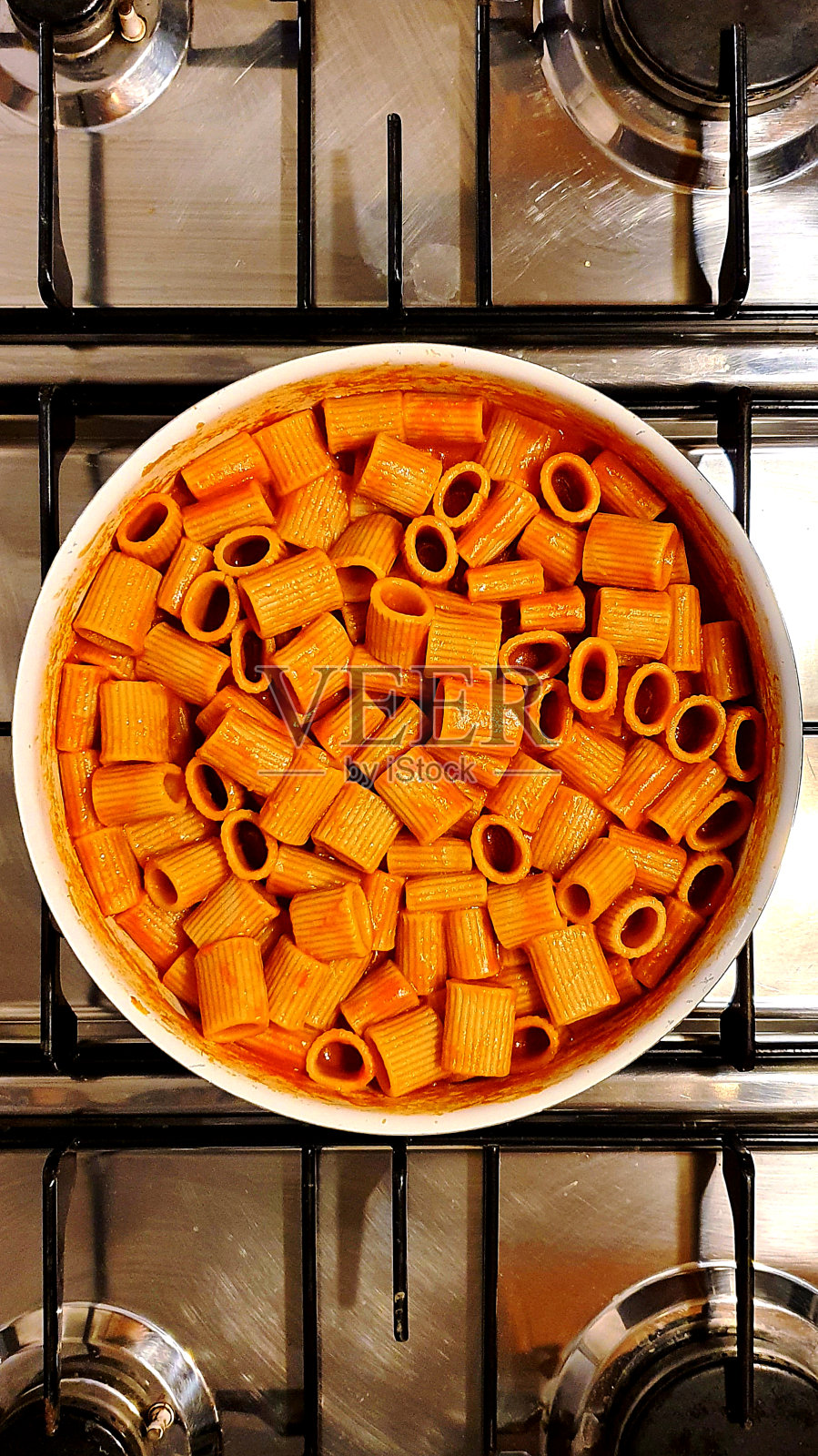 锅里的意大利面照片摄影图片