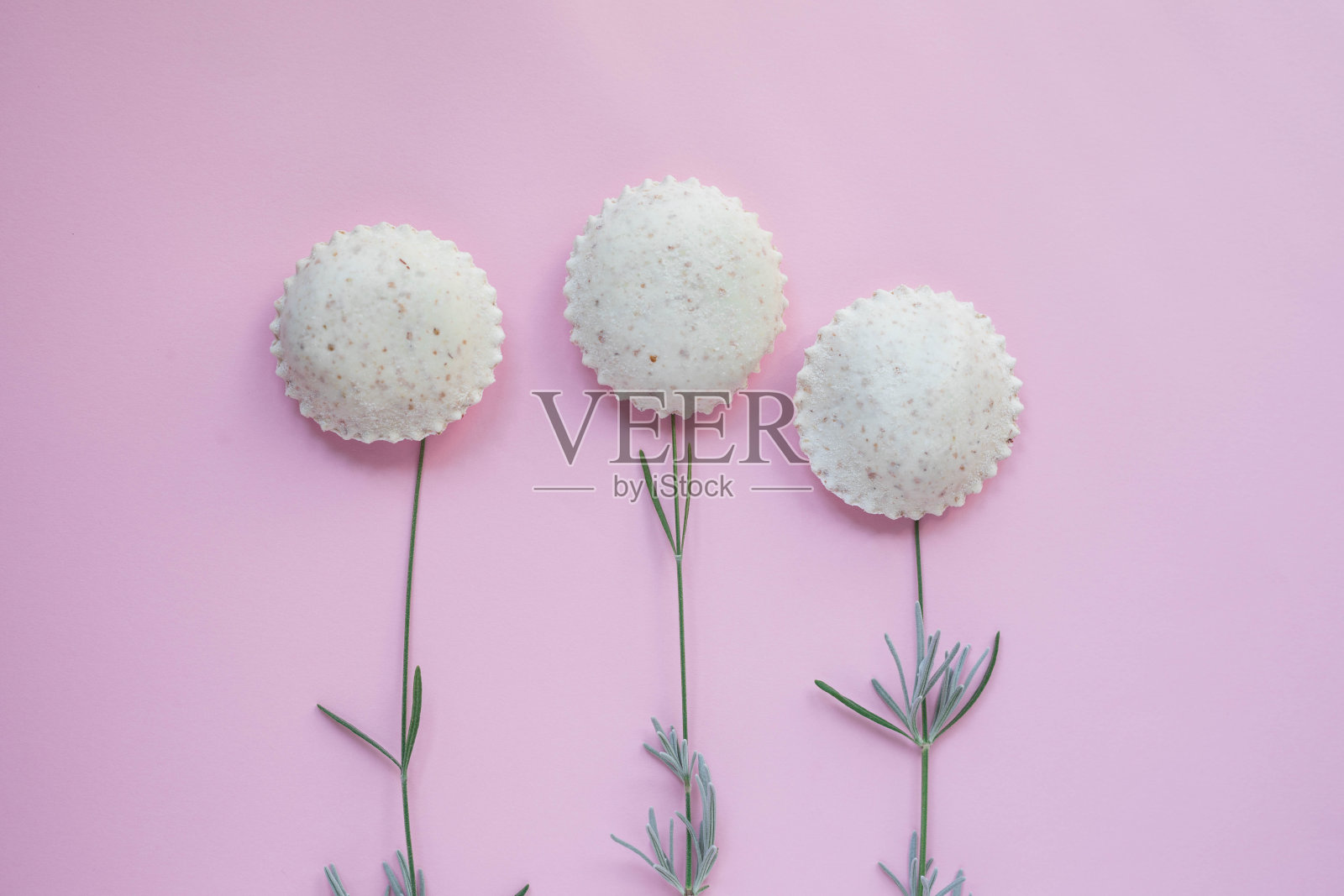 粉红色背景上的意大利面制成的花朵照片摄影图片