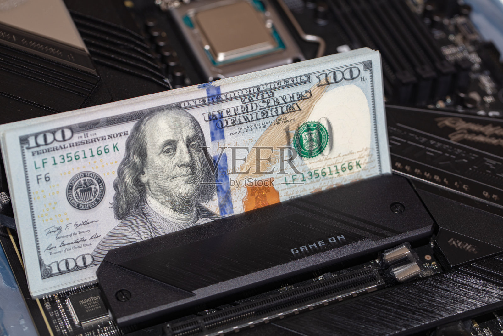 100美元钞票在主板背景照片摄影图片