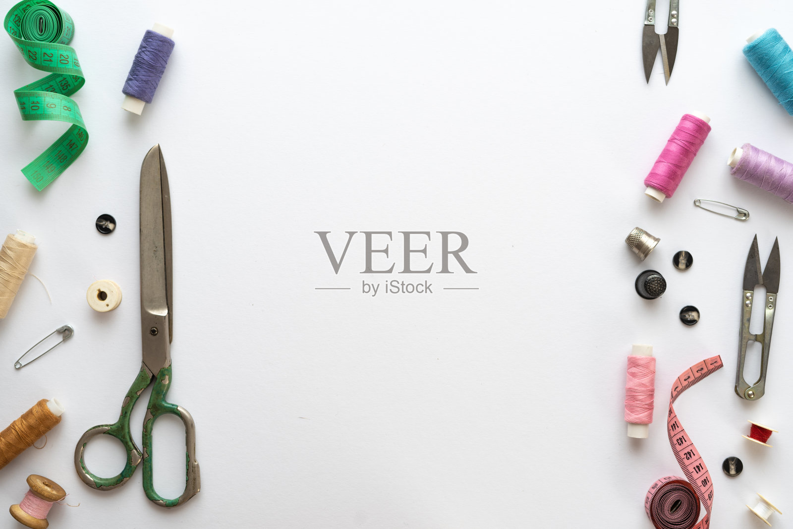 在白色背景上用剪刀和其他缝纫配件平铺构图。空间的文本照片摄影图片