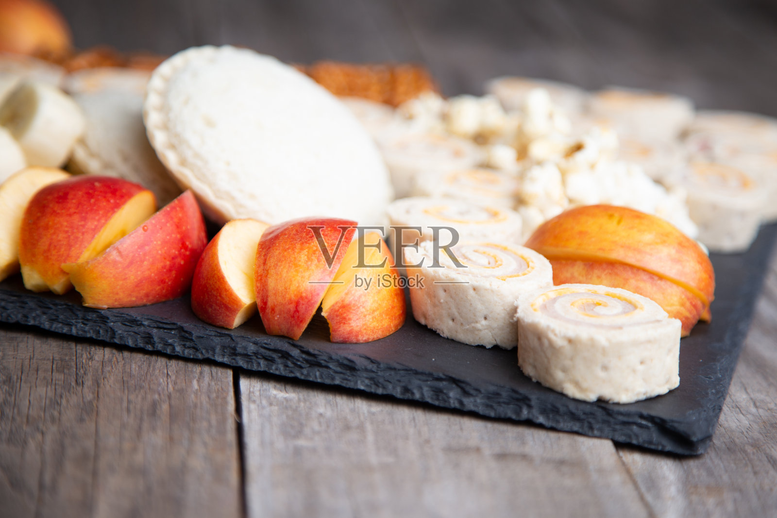 有趣的孩子零食托盘椒盐卷饼，水果，三明治卷和更多照片摄影图片