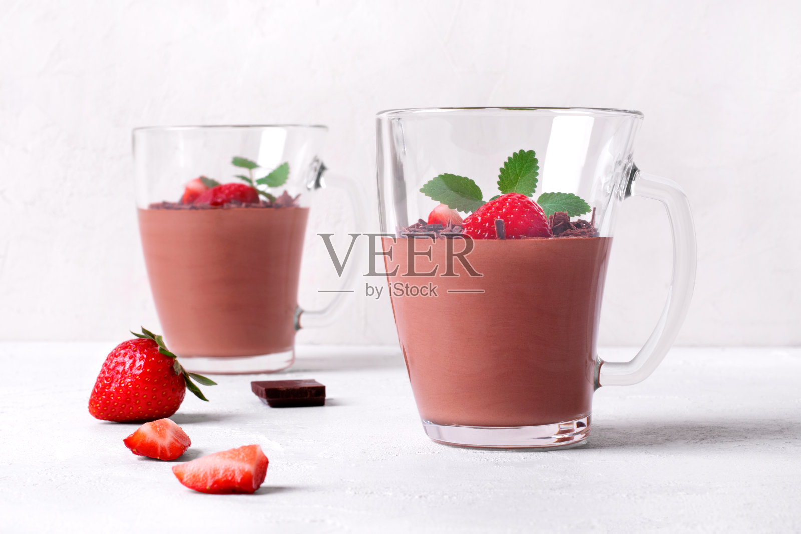 巧克力慕斯和草莓在不规则的玻璃杯照片摄影图片