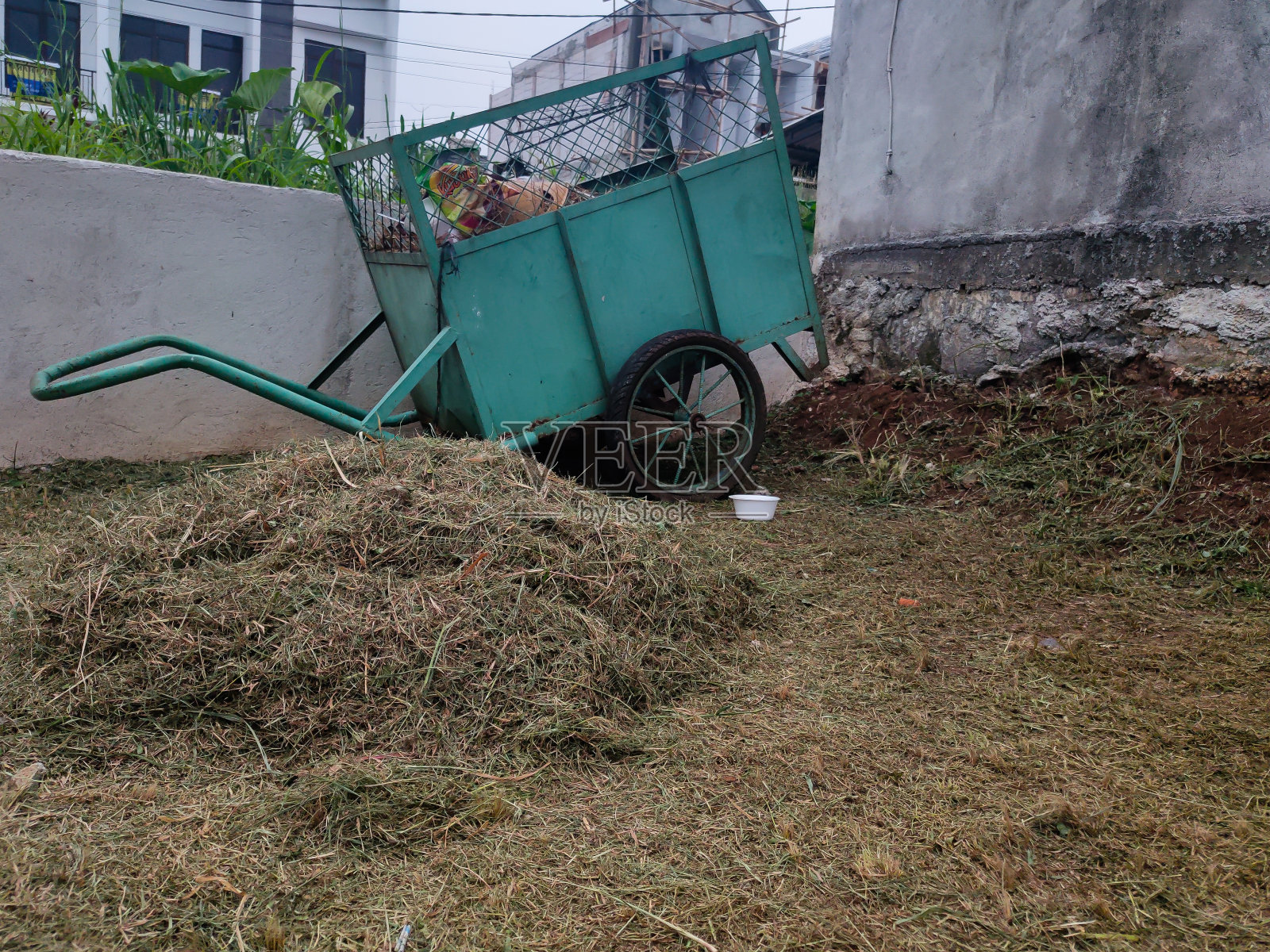 公共设施内的垃圾车照片摄影图片