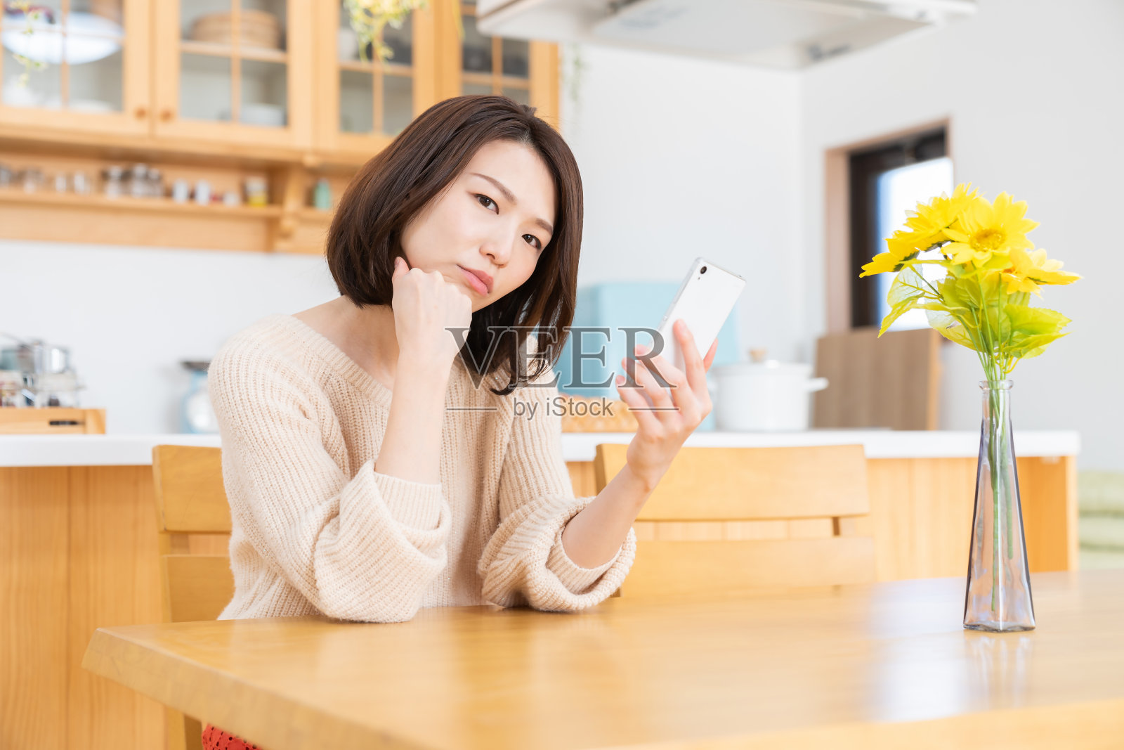 有魅力的亚洲女性看到智能手机，会想，照片摄影图片