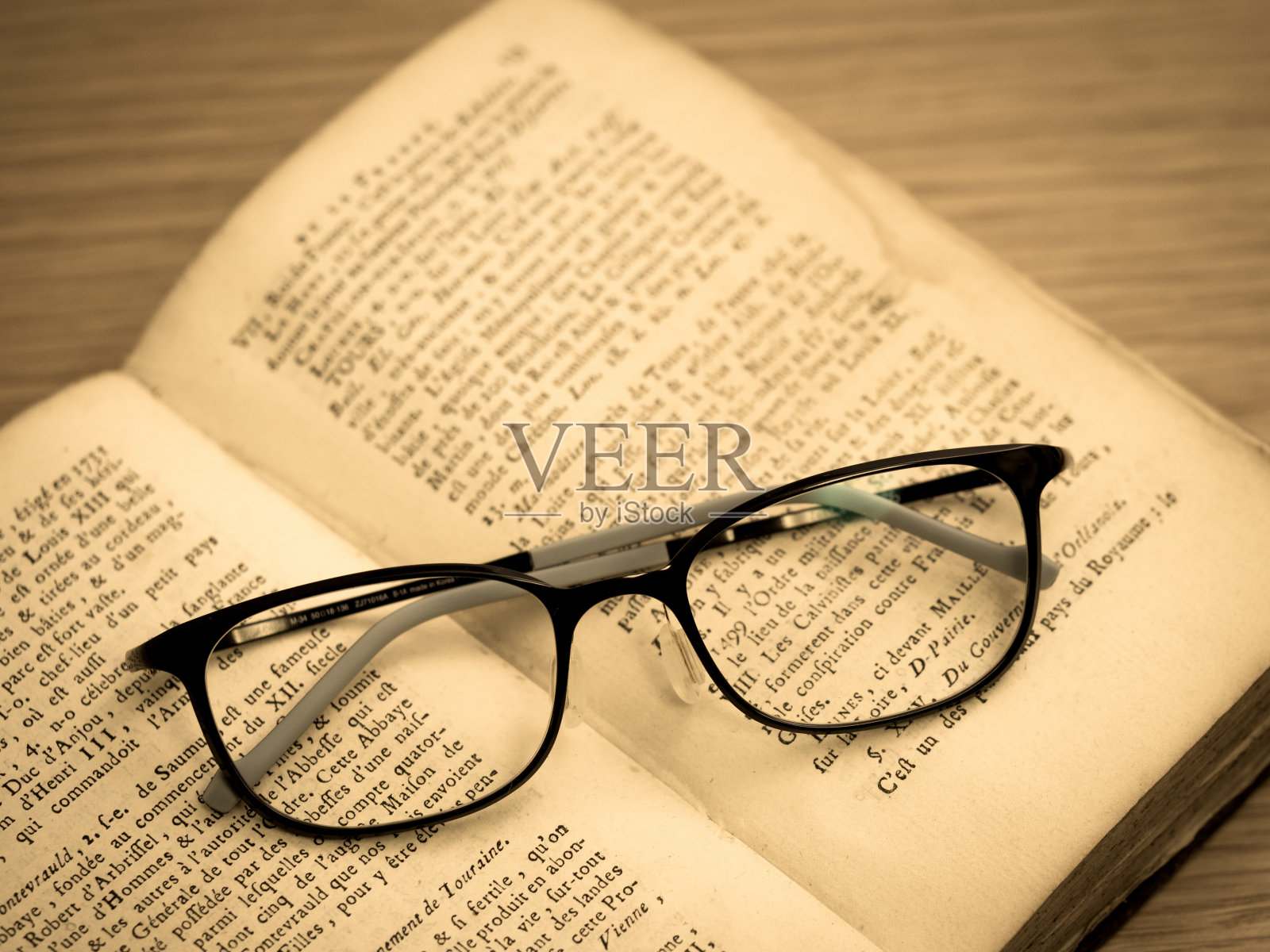 古董旧书和眼镜。照片摄影图片