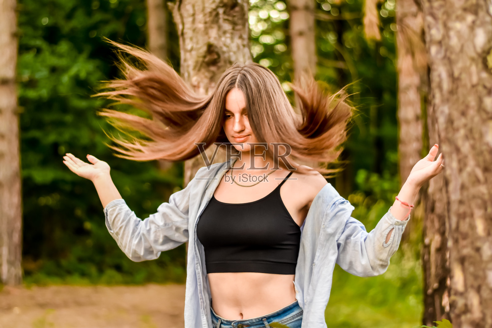 森林地区的年轻女子照片摄影图片