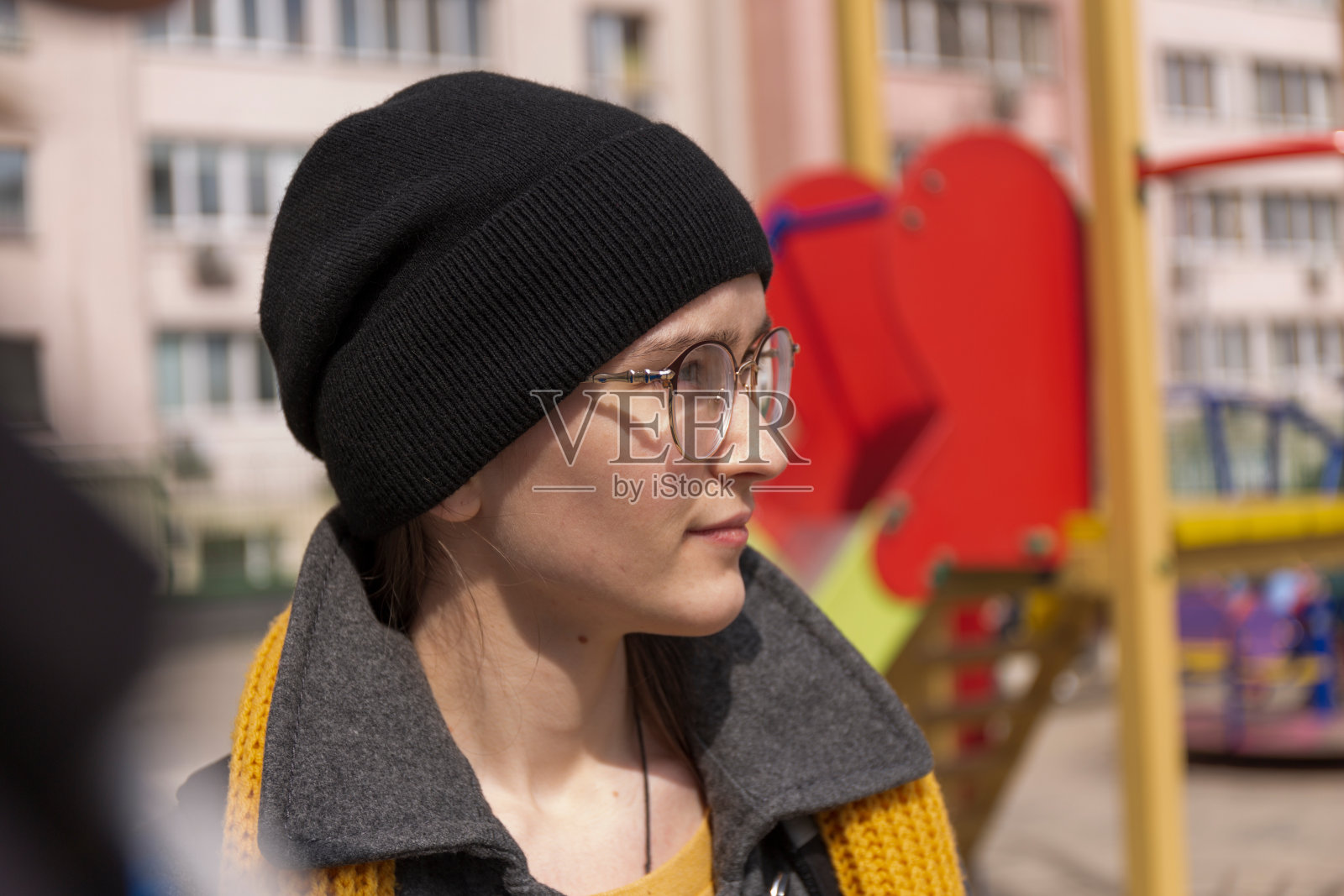 女孩在春天的城市里散步照片摄影图片