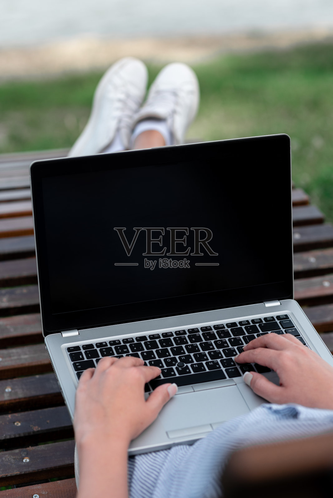 在线工作，将人们远程连接在一起，语音视频通话，通信设备，故障排除设备，全球连接，便携式硬件笔记本电脑照片摄影图片