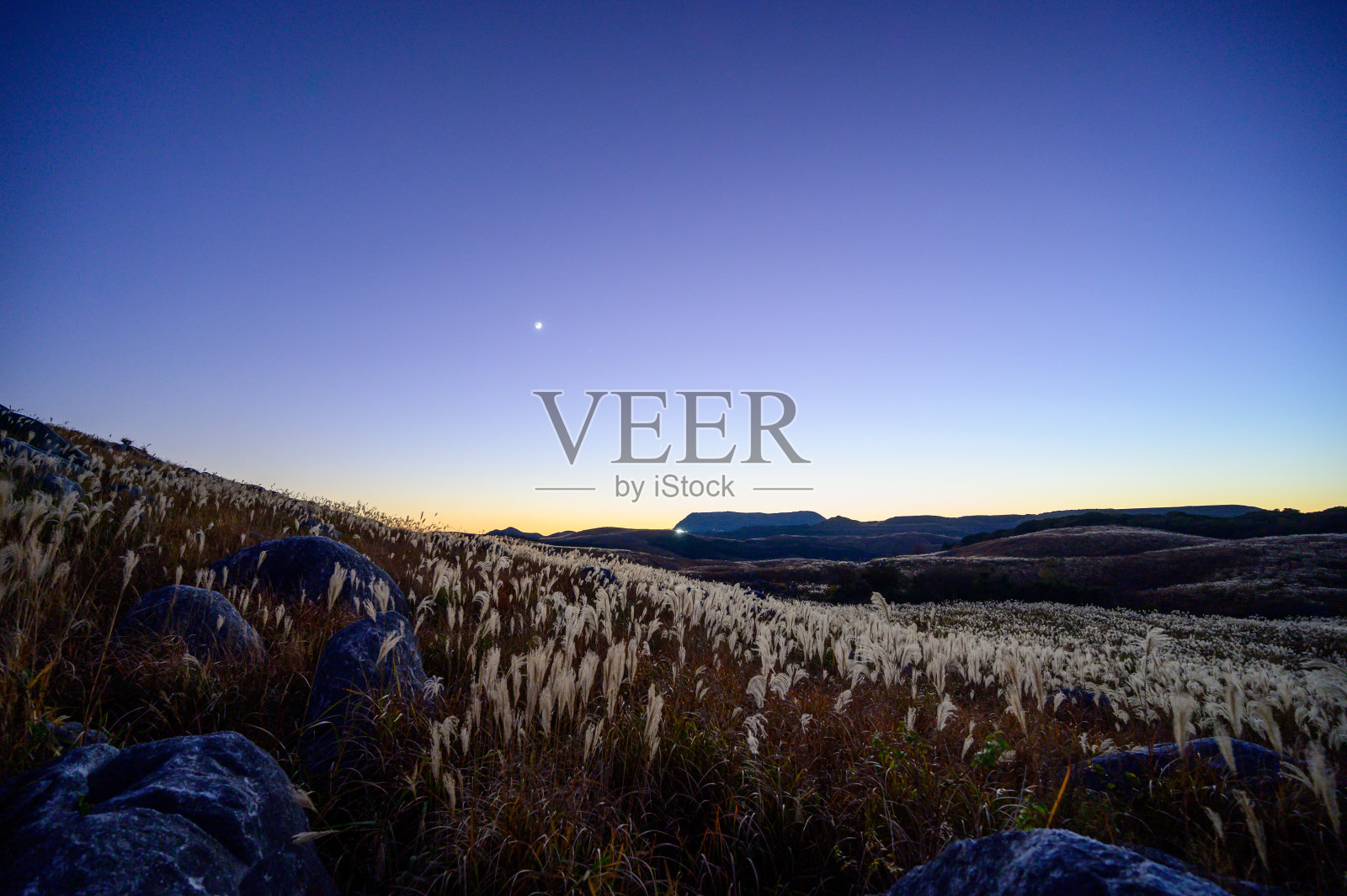 秋日黄昏时平郎台的景色照片摄影图片