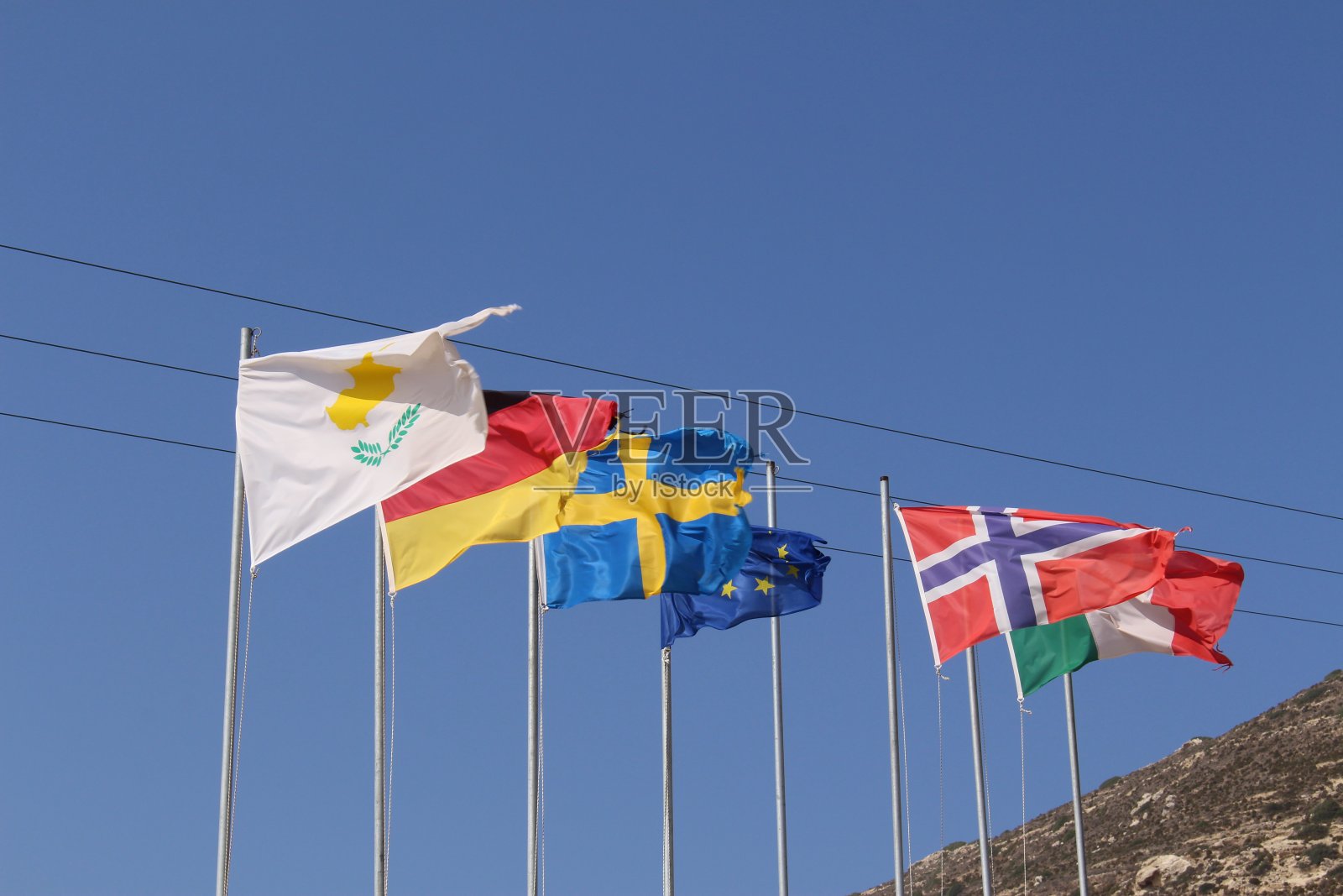 部分撕裂的飘扬的国旗照片摄影图片