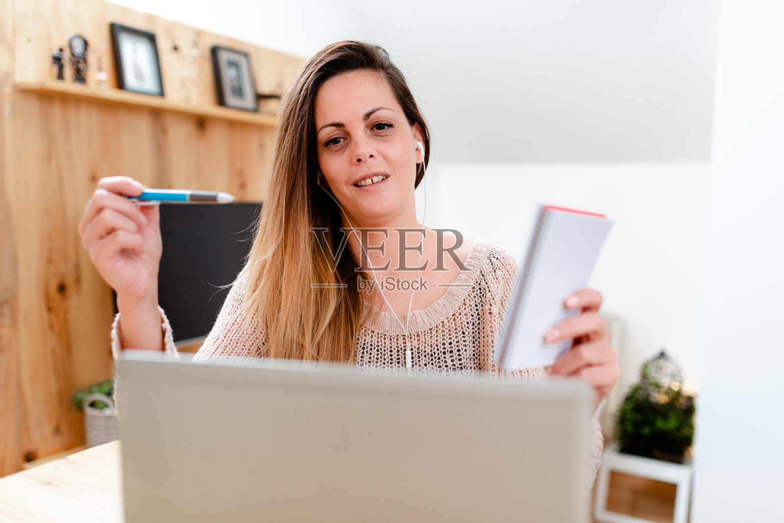 看网络纪录片，玩网络游戏，学习新事物，电脑演示，网络聊天，全球连接照片摄影图片