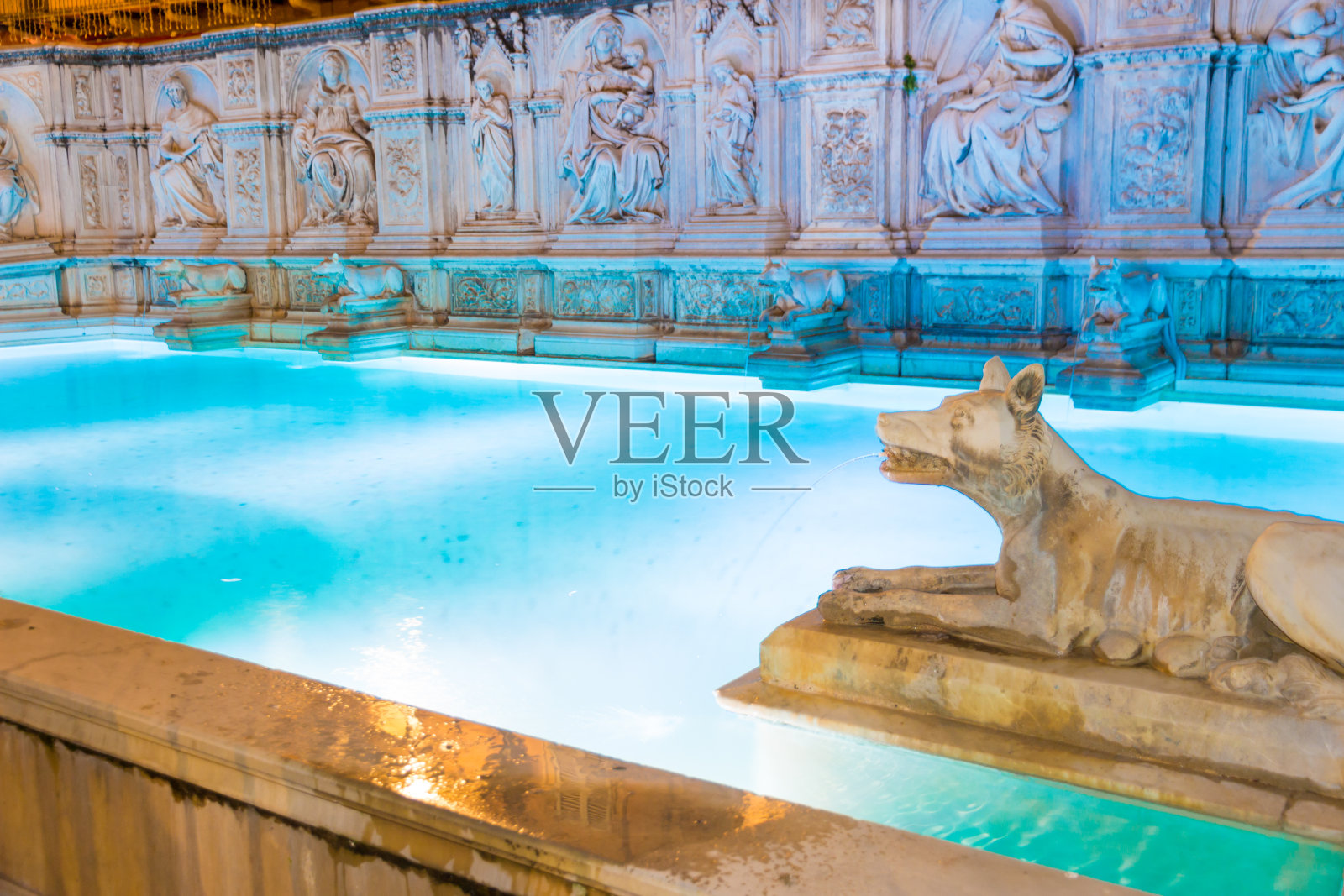 特别是在意大利锡耶纳中心的Fonte Gaia(15世纪)的夜晚。照片摄影图片