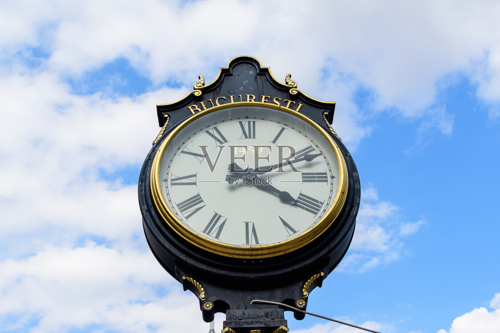 在罗马尼亚首都布加勒斯特的Herastrau公园，一个阳光明媚的秋日，复古风格的黑色和灰色金属时钟朝着晴朗的蓝天照片摄影图片