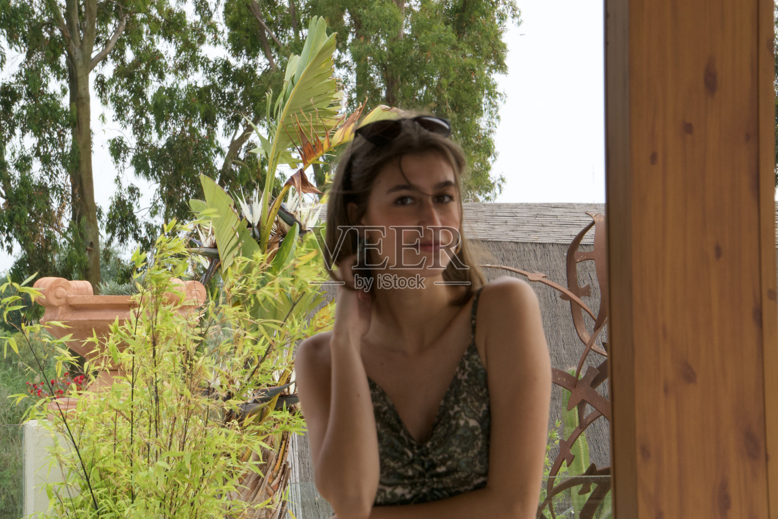 年轻女性在花园里放松照片摄影图片