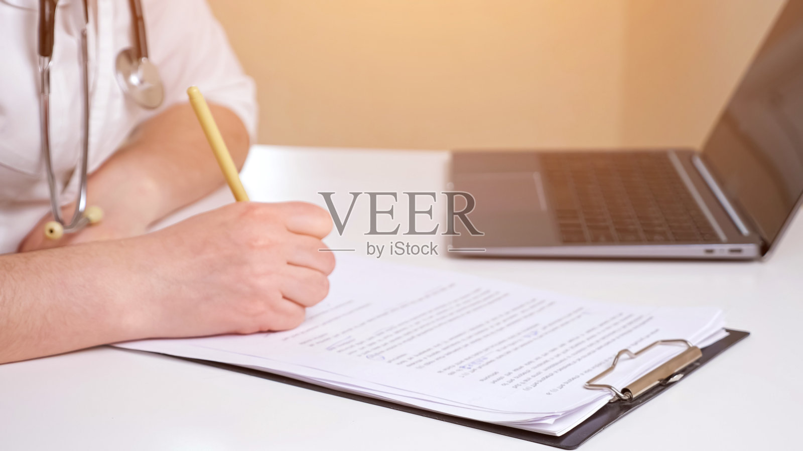 医生工作在写字板上的桌子在办公室照片摄影图片