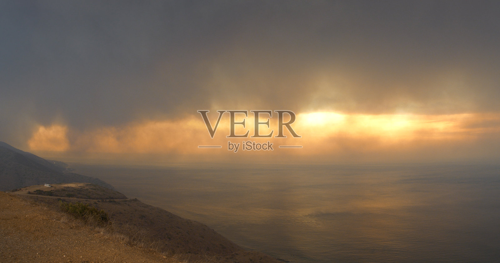 伍尔西大火，加州马里布邮局大火烧毁了山脉照片摄影图片