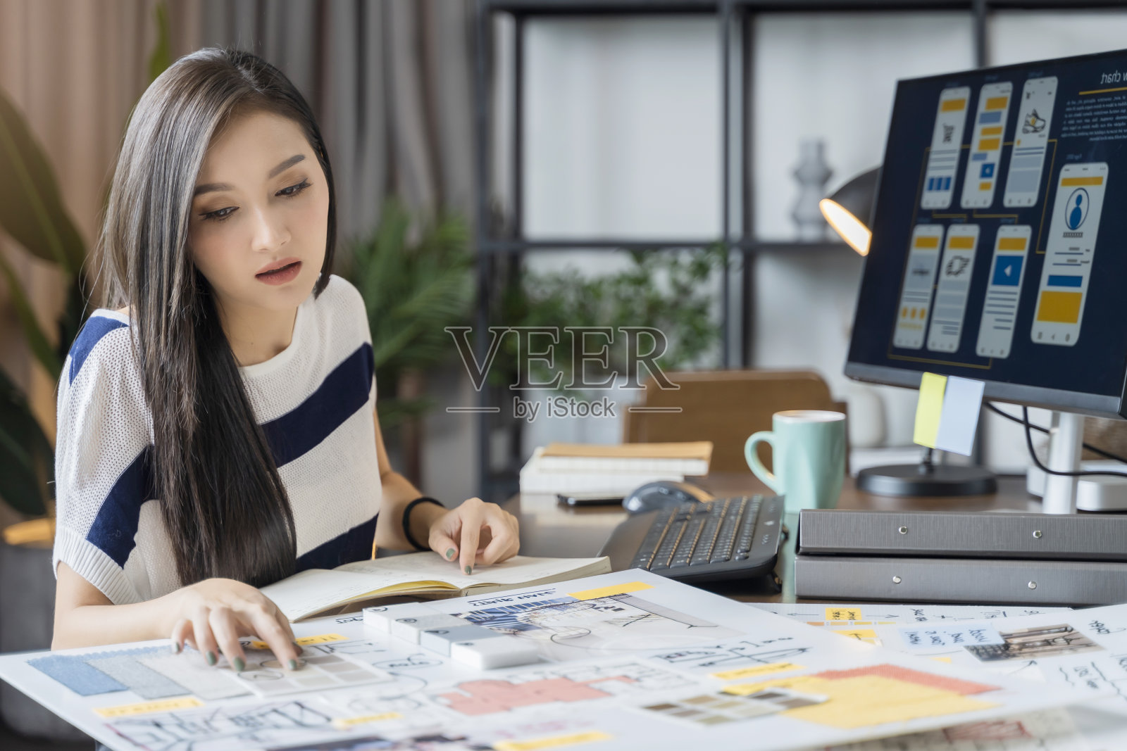 年轻的亚洲成年女性在家工作电话会议在线会议与商业伙伴家隔离检疫概念照片摄影图片