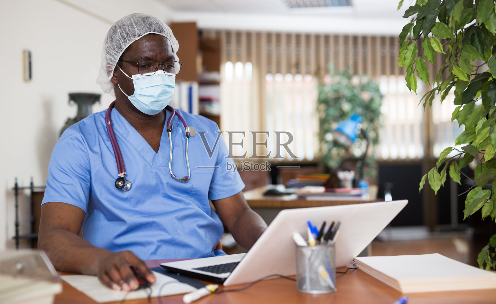 诊所办公室男医生戴防护口罩肖像照片摄影图片