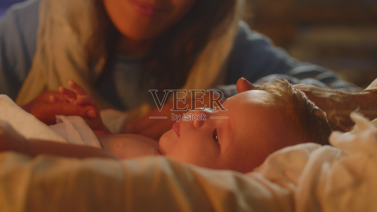 圣母玛利亚亲吻婴儿耶稣照片摄影图片