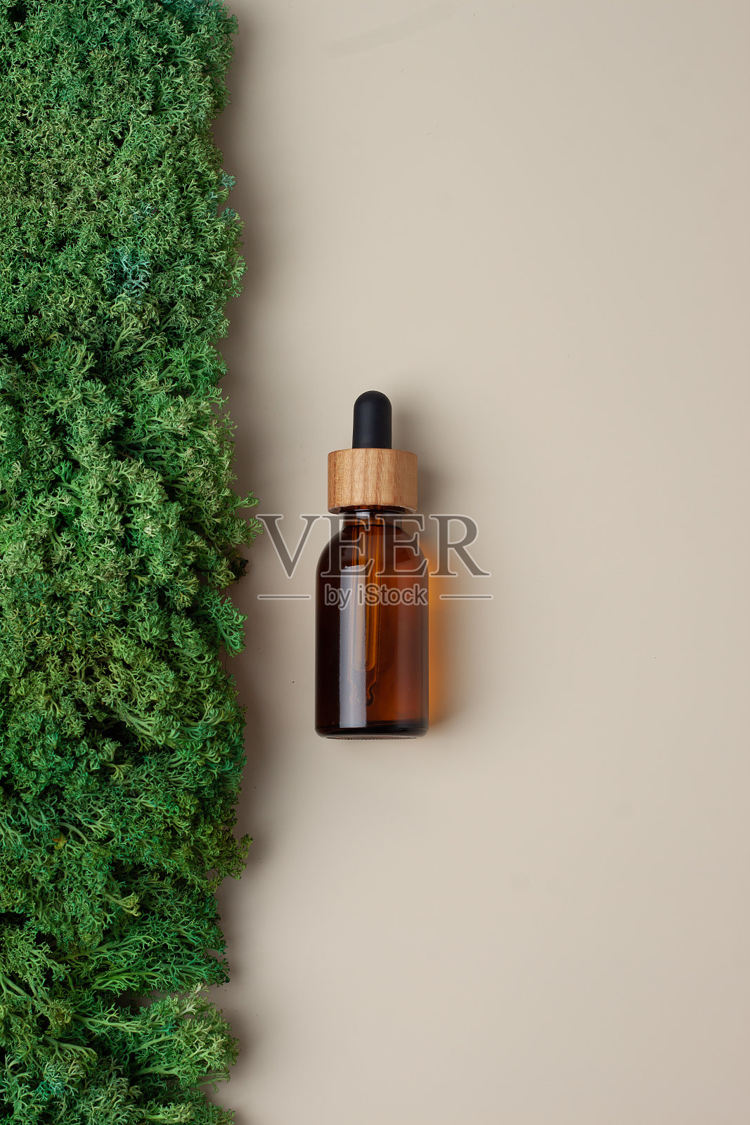 化妆品瓶与苔藓自然背景淡棕色。平躺照片摄影图片