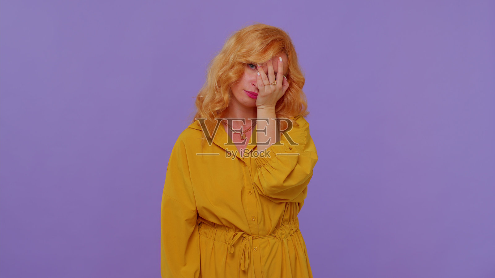 红发时尚女孩捂脸，感到无聊，对结果感到失望，听到坏消息照片摄影图片