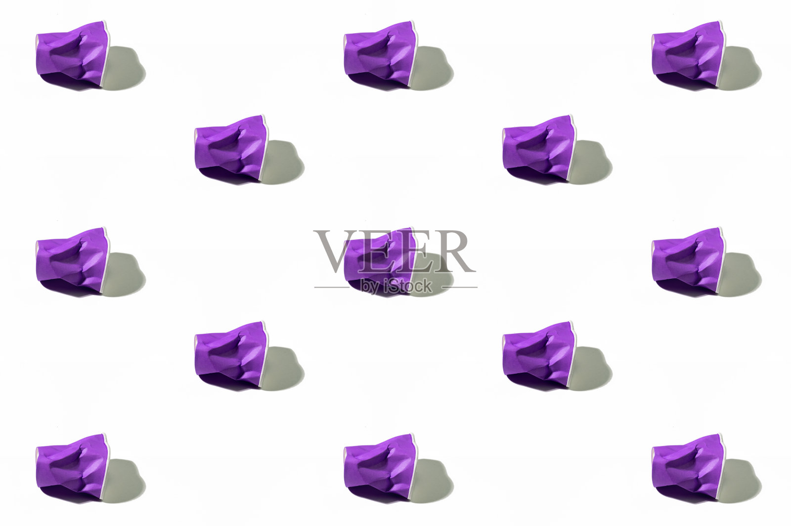 杯子图案垃圾背景紫色眼镜白色照片摄影图片