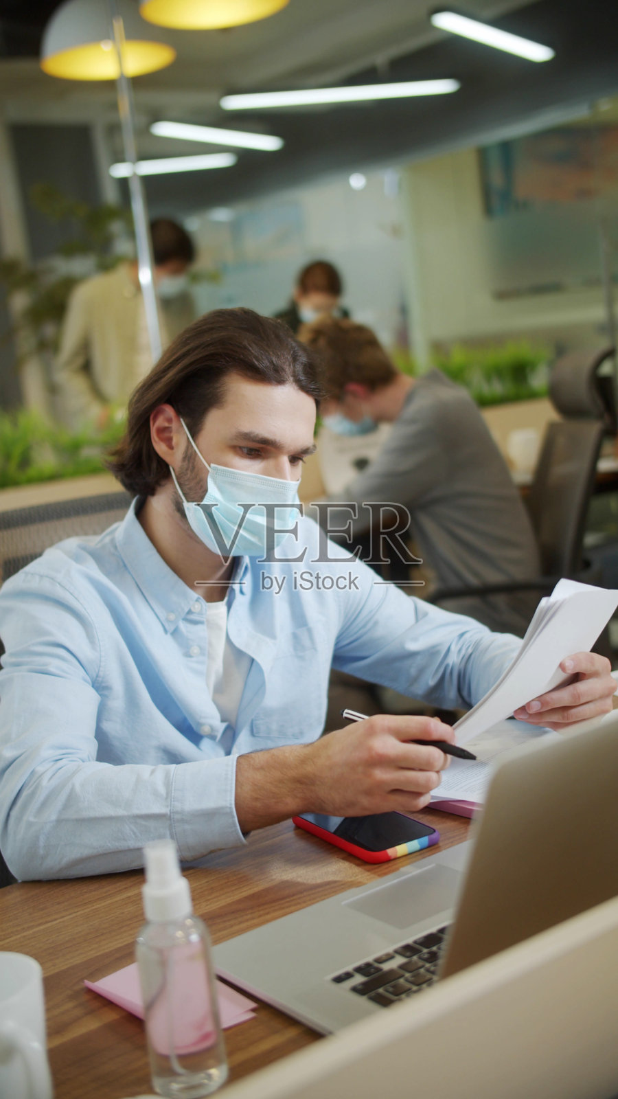 一位成年商人正在工作并查看文件照片摄影图片