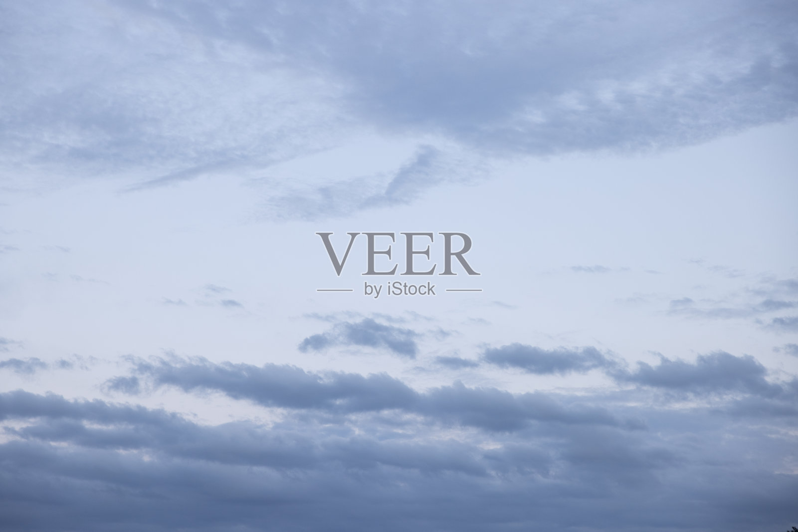 令人惊叹的云朵挂在蓝色的天空。美丽的日落和美丽的日出，美丽的云彩和五彩缤纷的天空。照片摄影图片