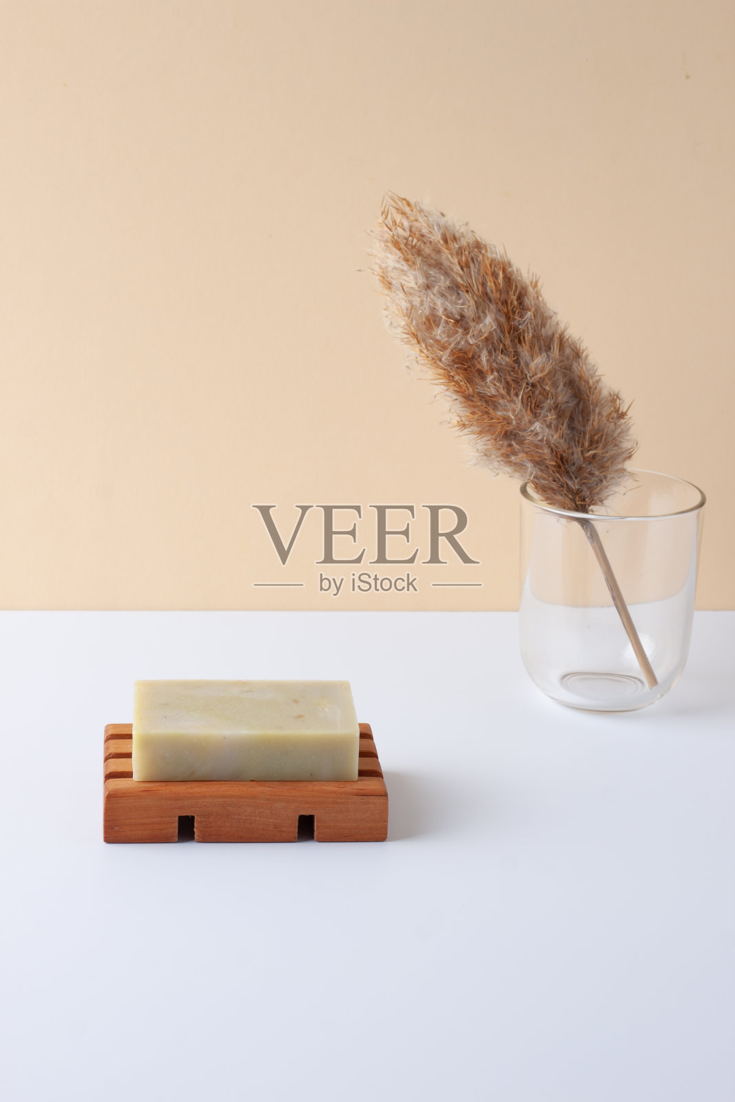 香皂与花在柔和的米色背景。关闭，复制空间。照片摄影图片