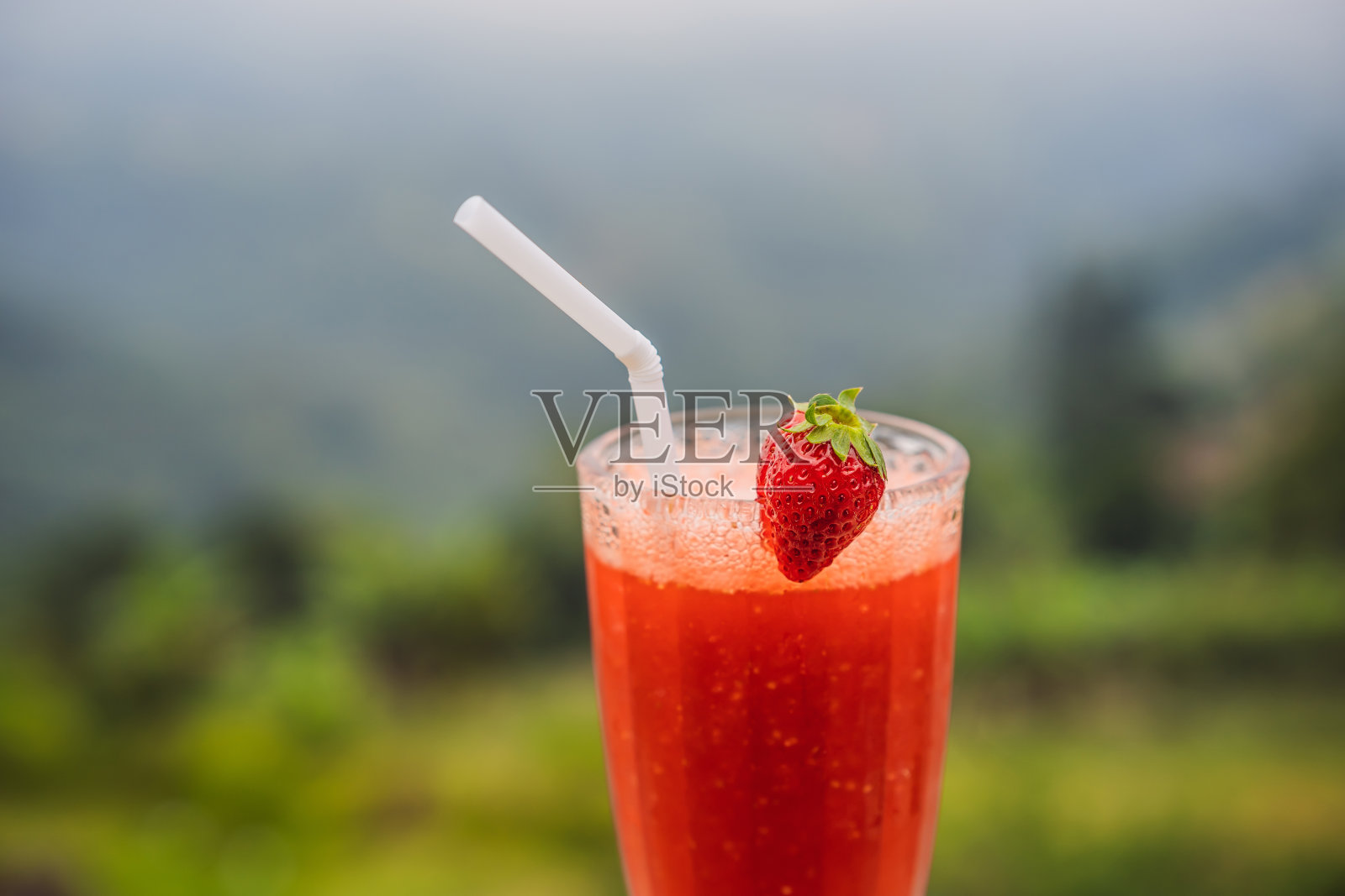 巴厘传统草莓汁在贝都古尔地区。巴厘岛一个草莓种植园里的咖啡馆。旅游胜地。巴厘岛的吸引力照片摄影图片