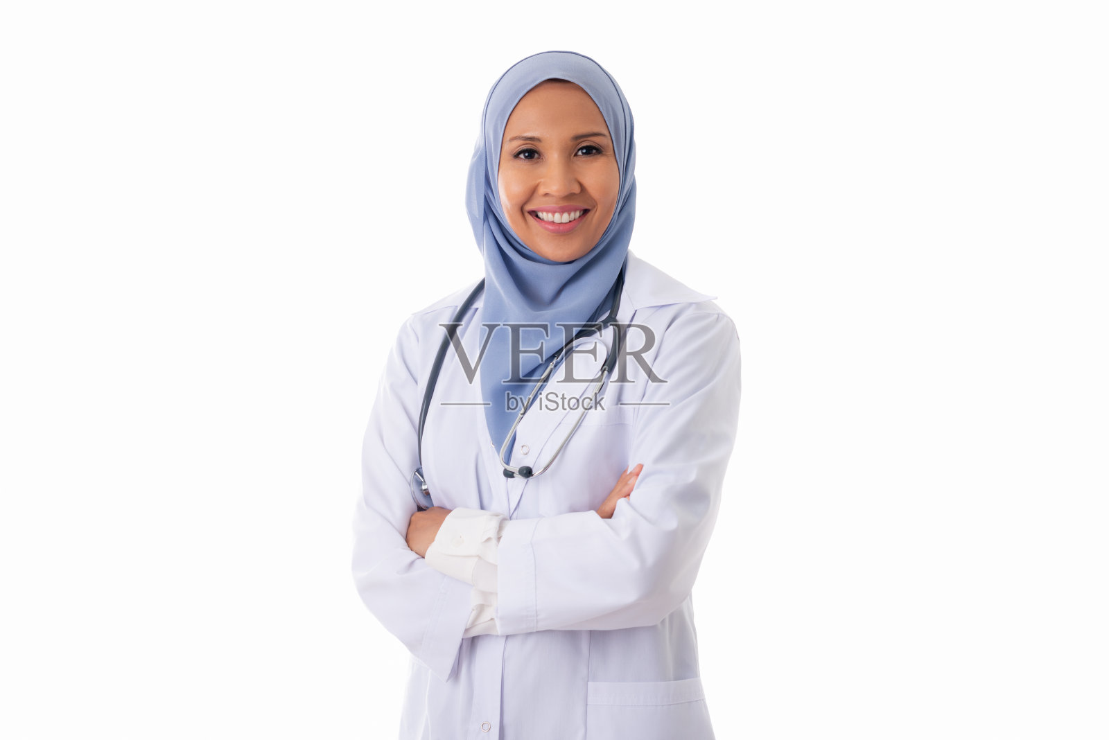 医学、保健、慈善和人民的概念-微笑的穆斯林女医生戴着头巾和白大褂，交叉双臂站在白色背景照片摄影图片