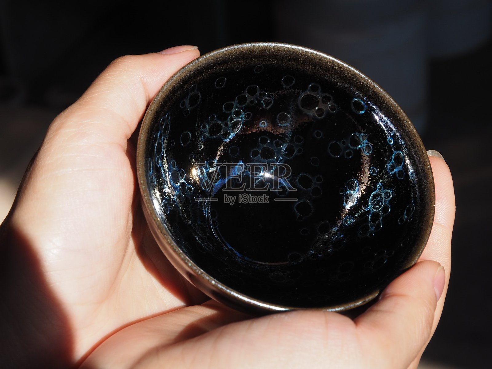 高温烧制陶瓷，条纹自然五彩照片摄影图片