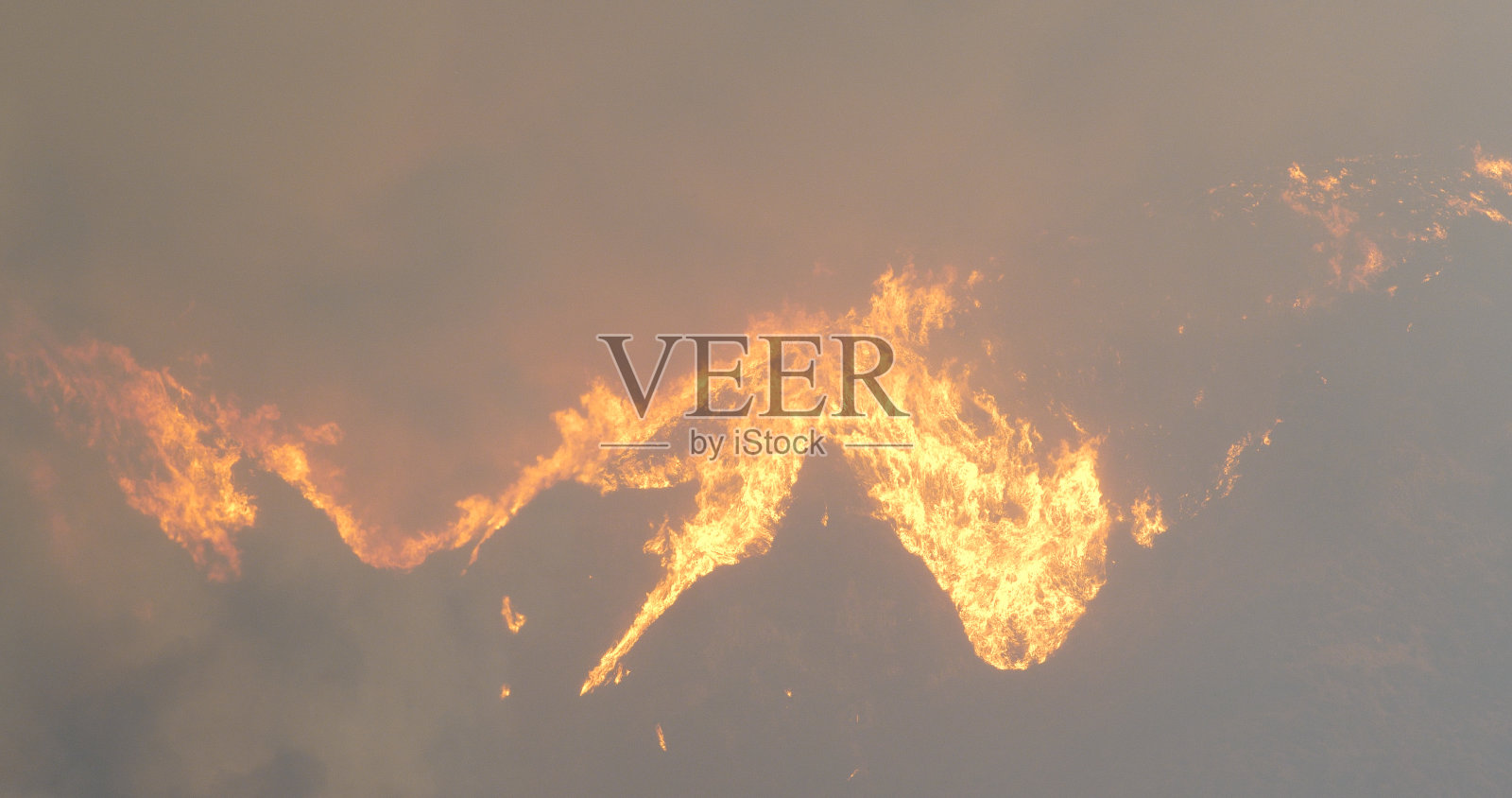 伍尔西大火，加州马里布邮局大火烧毁了山脉照片摄影图片