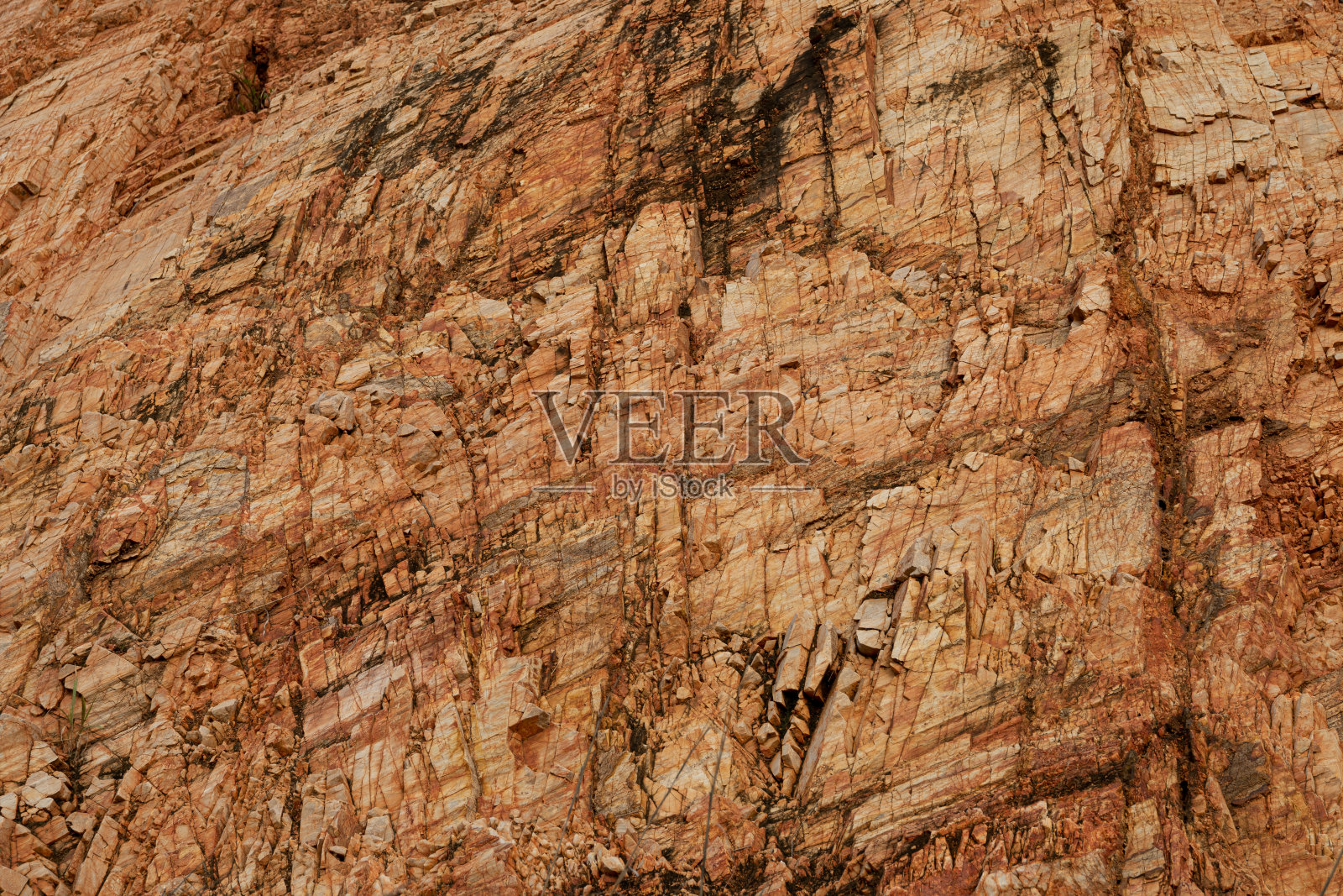 土壤表面和山上的岩石被工业化破坏了照片摄影图片